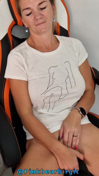 Fofa calcinha de urso rosa Birgit e dedilhado da buceta raspada