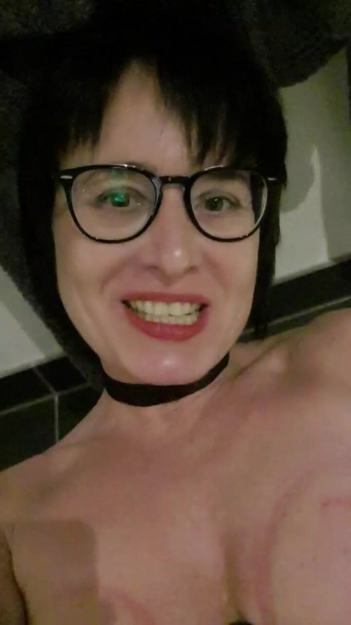 JulieEroticDress: MiLF Squirta a fontana con una parete di vetro