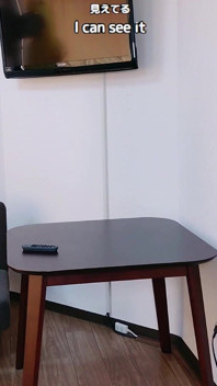 그물 의상에 음란 한 위치. 진동으로 오르가즘