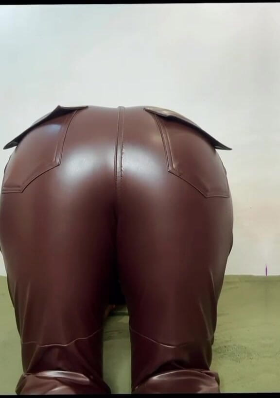 African Fart Queen: mahangi chamre ki paint men kastam paadne ka vidiyo