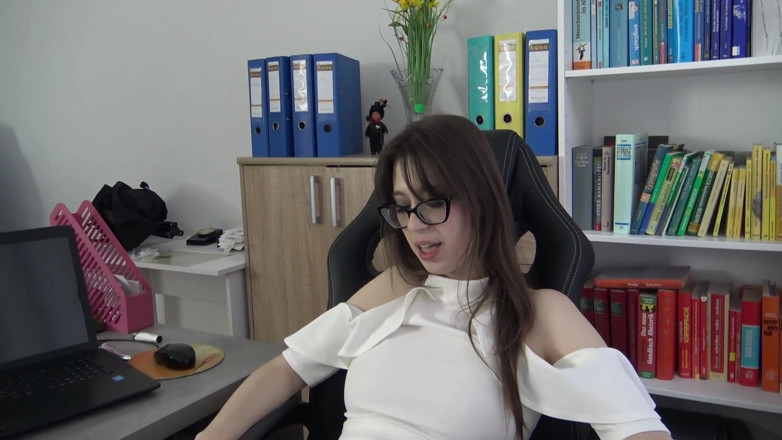 Femdom Sex: L’esclave de bureau doit satisfaire son patron avec le gode...