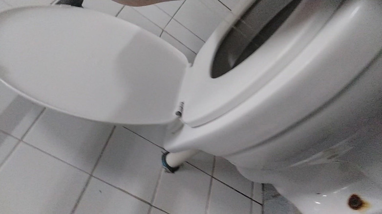 Ms Candy Bunny: Kencing di Bilik Air Awam