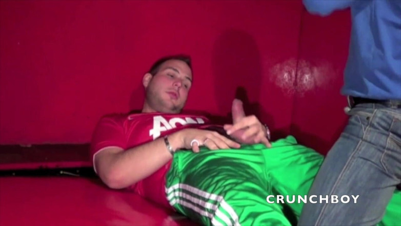 Sneaker gay: Táta použil b ošukaného chlapce s ponížením teniskami