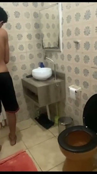 Macocha robi swojemu pasierbowi tyłek w łazience
