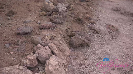 ATK Girlfriends: Lola kouří a hladí velkého ptáka