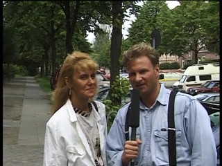 Lucky Cooch: Loira milf dando uma entrevista