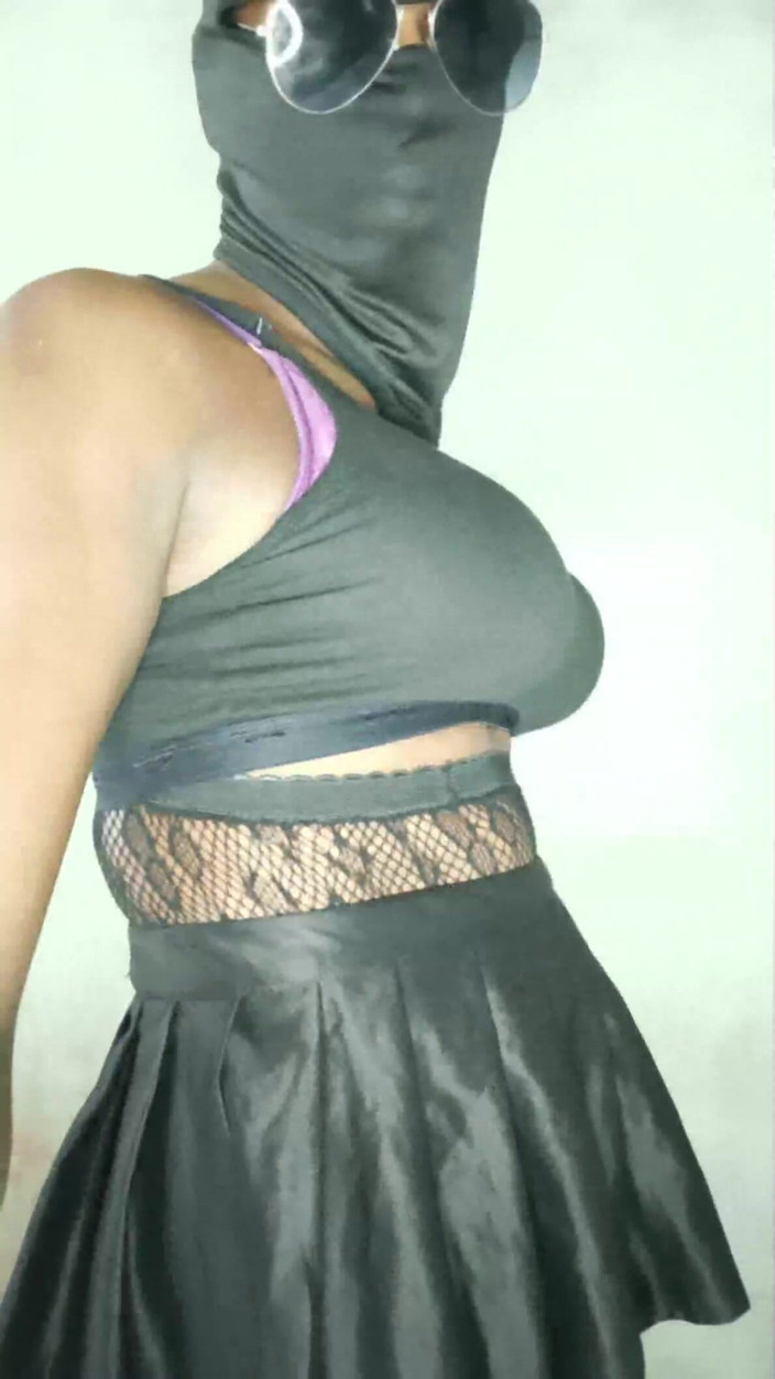 TS Azzy: L’Indienne TS Azzy a profité du beau moment d’une tapette...