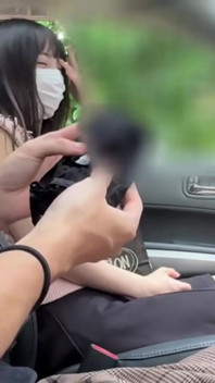 Starea de spirit în mașină se ridică, unitatea intimă duce la o muie jucăușă și moment blând de înghițire de spermă