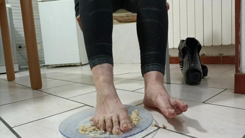 Bergami Melissa: Padronadomination: Eat From My Feet Loser