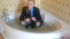 College Uniform: Das Bad mit Sophia Smith