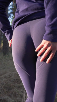 Máy bay bà già Latinh trong chiếc quần yoga siêu bó sát trêu chọc cặp mông tuyệt vời của cô ấy trong rừng