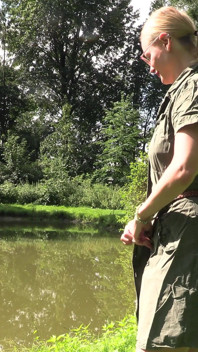 Anglerin Macht Es Sich Am Fischteich Selber