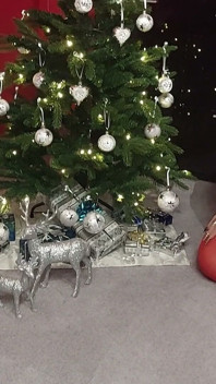 Une salope mature de Noël doigte sa chatte palpitante, explosion d’Ahegao