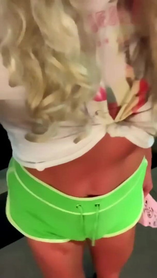 CindieLove: Pantaloni scurți scurți sexy cu vibrator anal cu fată transsexuală...
