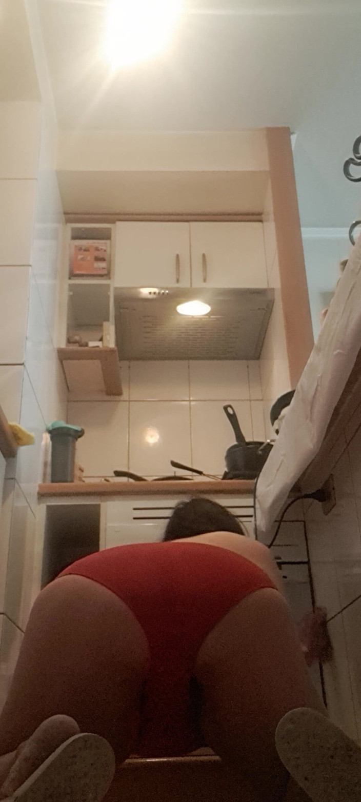 Mommy big hairy pussy: MILF trong quần lót đỏ trong nhà bếp