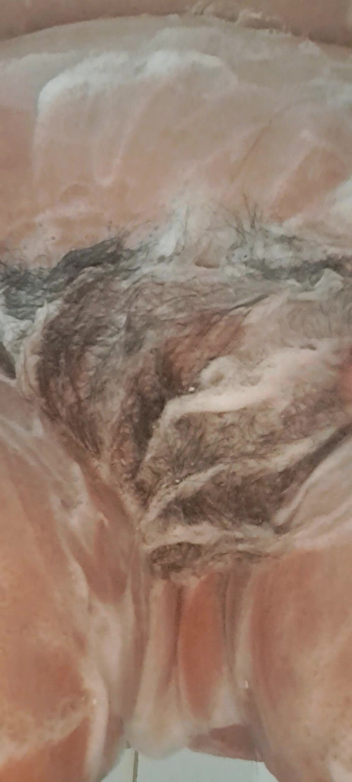 Mommy big hairy pussy: Mogen MILF i duschen med våta tvålade bröst och fitta
