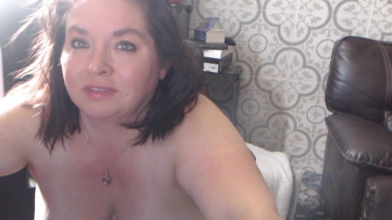 SexyNEBBW: Seksowna BBW z powrotem do kamerze