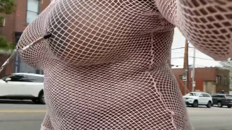 Super sexy ebony cuties: Herumgehen im netzkleid und ficke meine muschi auf public staircase