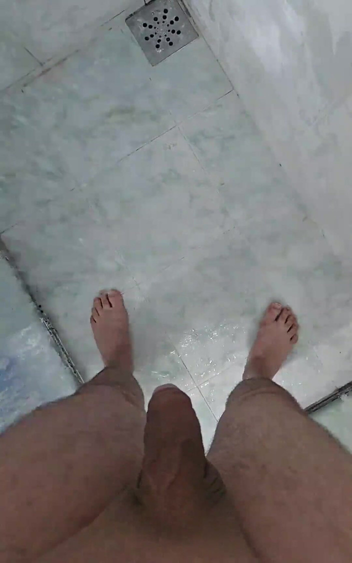 Lkdick8: 在淋浴间撒尿 1