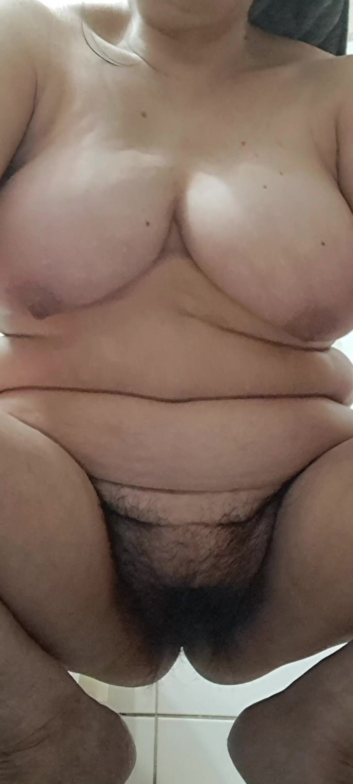 Mommy big hairy pussy: Çıplak orta yaşlı seksi kadın, götünü gösteriyor ve daha fazlası