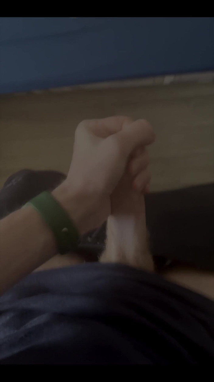 Johnny69227: Ejaculează pe hainele mele