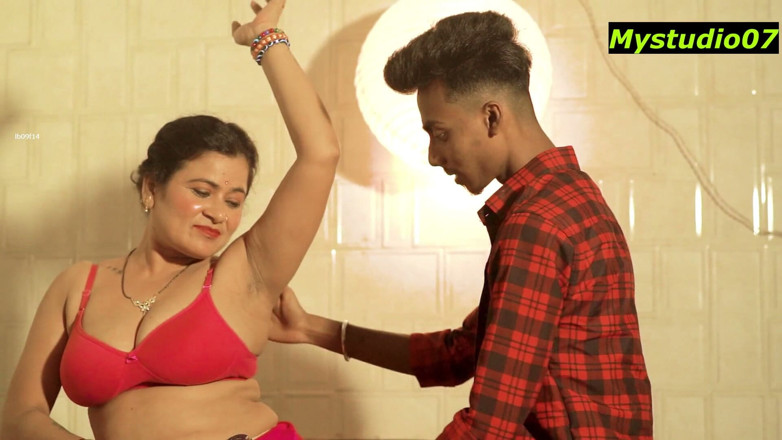 Indian Sex Movies: 아름다운 Bhojpuri Bhabhi 잘생긴 소년과 놀라운 로맨틱 섹스
