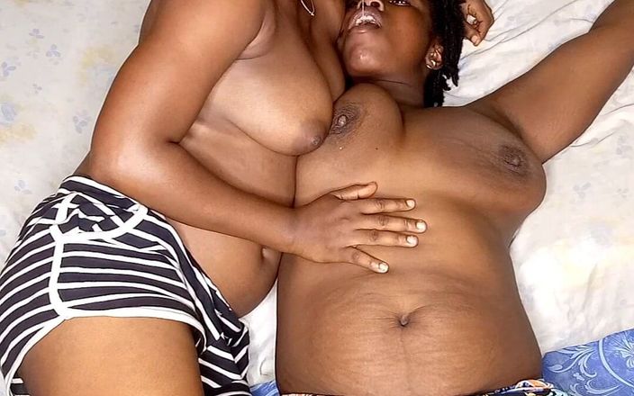 African Beauties: レズビアン唾液交換