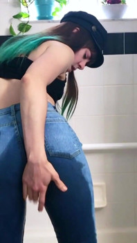 Retourne-moi en train de pisser sur mon jean puis de t’encourager à te branler !