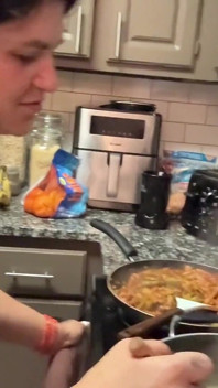 Pittige tradwife leven - interraciaal koppel neukt in de keuken terwijl ze zijn diner kookt Psilo Siren Matt Bishop