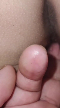 Une jolie fille se fait baiser