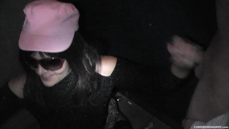 Cumdrinking Wife: Gloryhole Gangbang s mnoha cizími lidmi