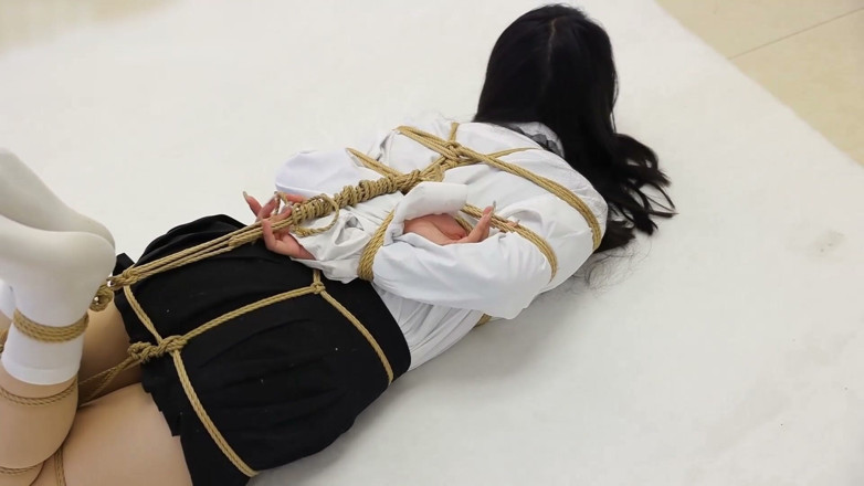 Asian bondage: เชือกมัดของแฟนสาวรูปร่างตัน ที่กําลังเผชิญกับข้อจํากัดสูงสุดของมือหลัง