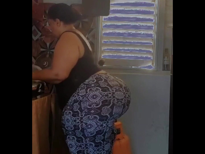 Fancydesire77: La abuela no tiene pista, estoy filmando su limpieza