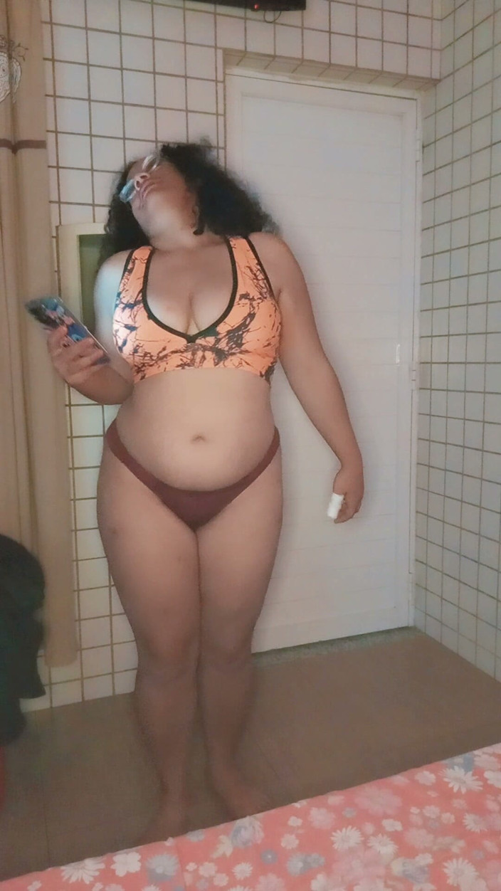 DarkBlackGirlMomy: Corri la mia mano sulla figa della mia sorellastra