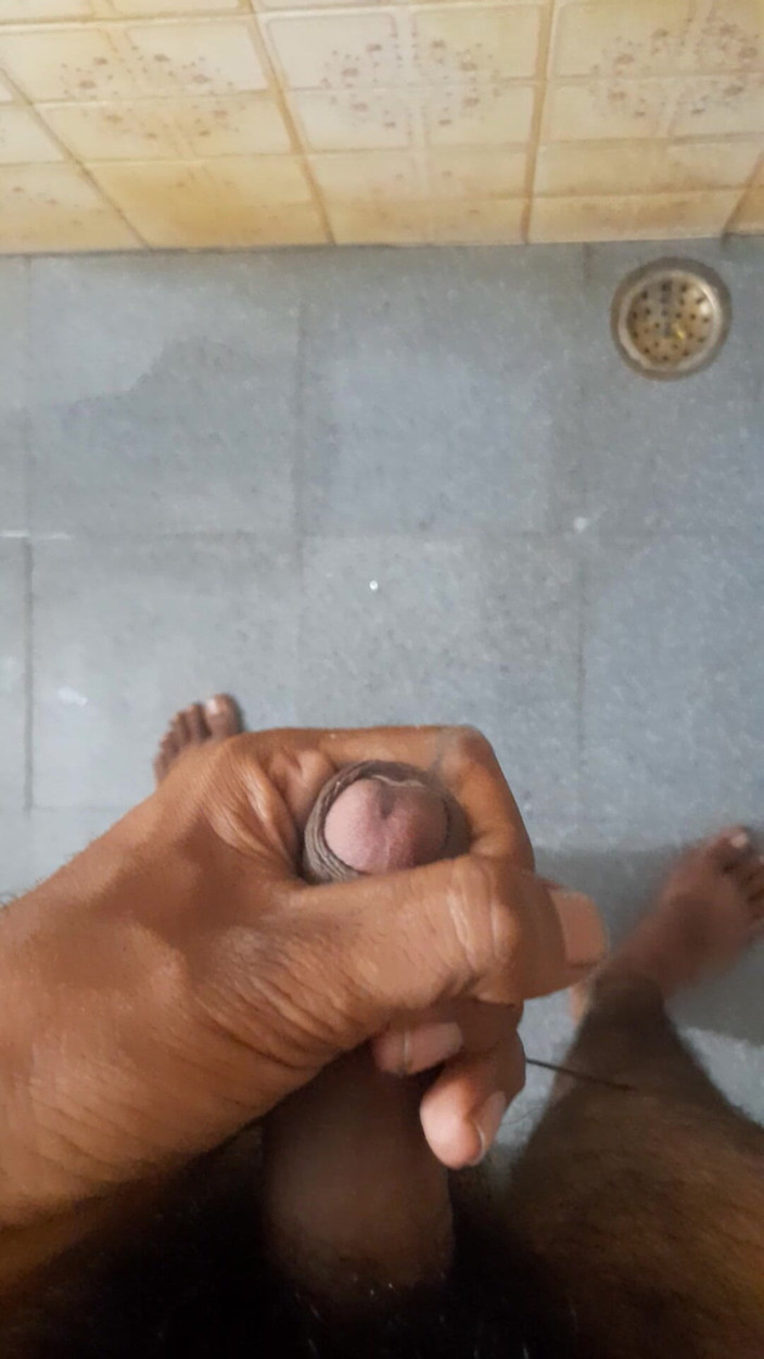 Telugu college student: Une étudiante indienne se débat dans la salle de bain et...