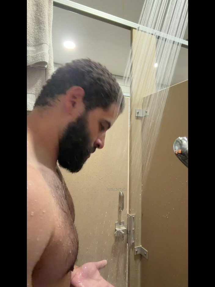 mascbeef95: Muscle Bearded Fella Caught in Showers