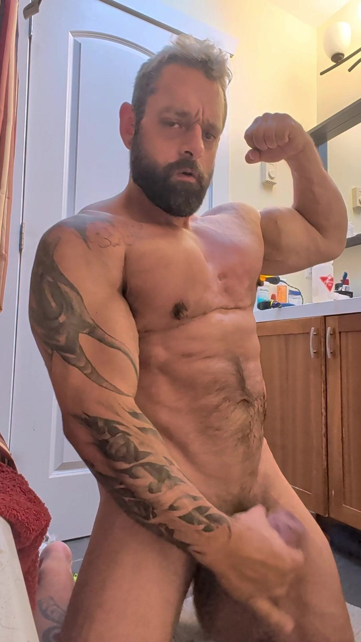 Bruiser Bearwood: Schwanz-masturbation mit silikon