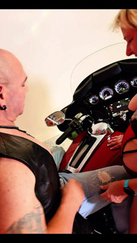 Slutty Oma suger kuk och knullas av Biker
