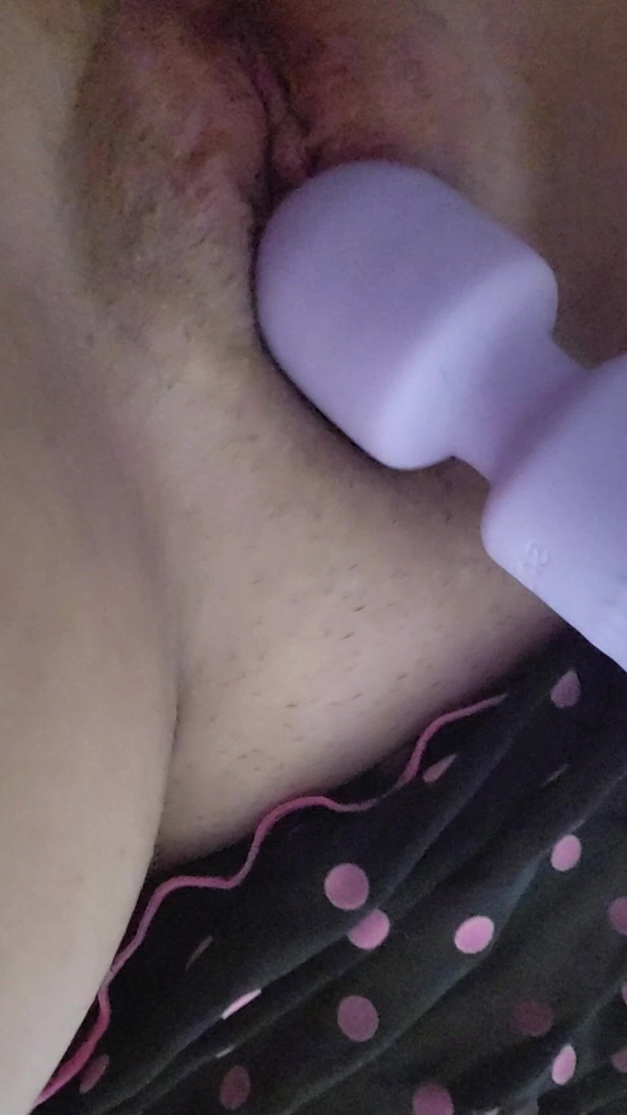 Dainty Deviant: フリルのランジェリーを着た曲線美の熟女が彼女が絶頂するまで杖でオナニー