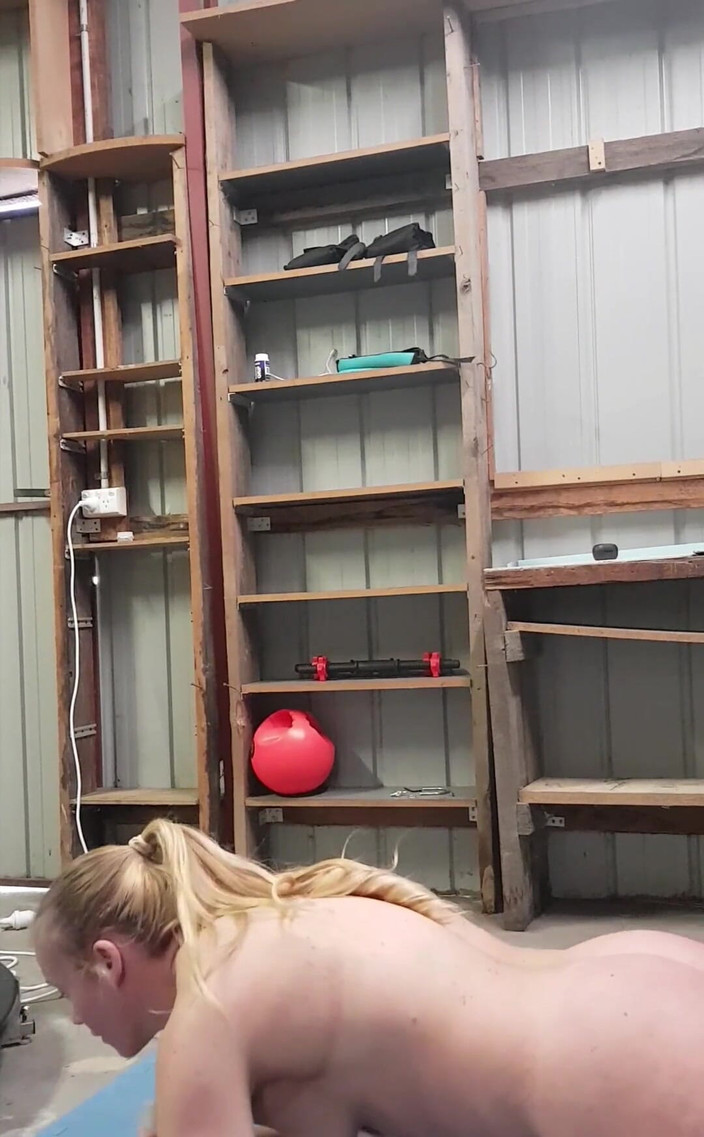 Michellexm: Nackte Workouts, Lateral Raise, Bicep Curl, pallof Press und plank