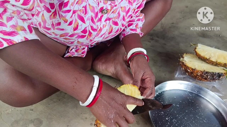 Nenika: Дези бхабхи выглядит очень горячей во время нарезания фруктов