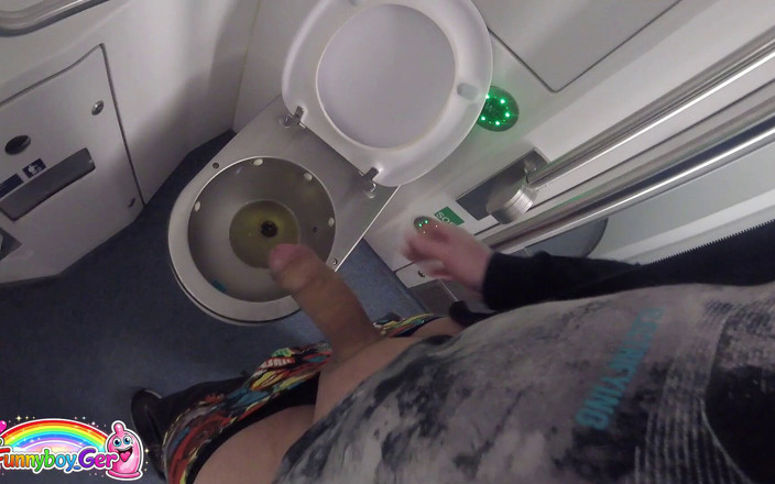 Funnyboy-Ger: Ik plaste in het toilet in de rijdende trein en...
