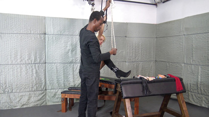 Mega extrem: Představujeme novou přítelkyni do bondage místnosti