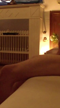 Je me suis fait branler en regardant du porno