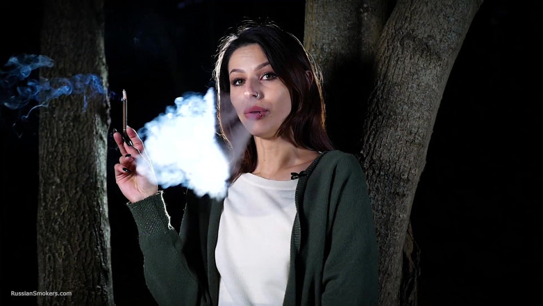 Russian Smokers: Doce menina russa fumando cigarro ao ar livre