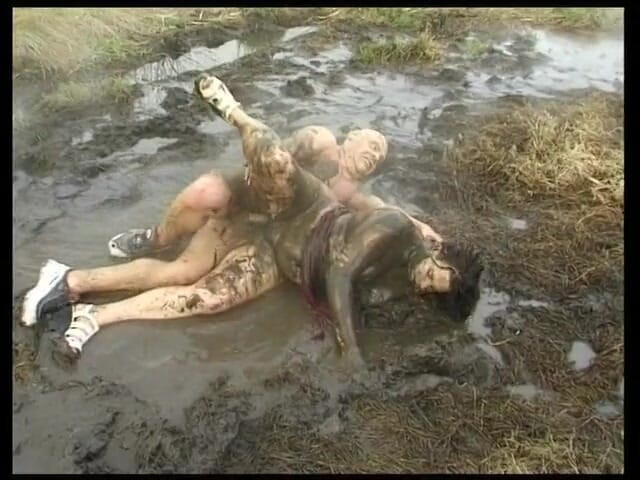 Horny Two really wet MILFs: La ragazza paffuta viene scopata all'aperto nel fango