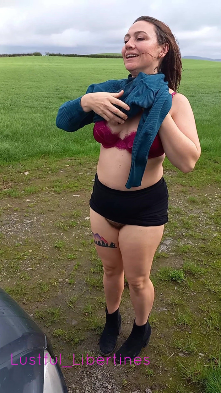 Lustful Libertines: Elle Fait Pipi En Public Sur Le Capot De Sa...