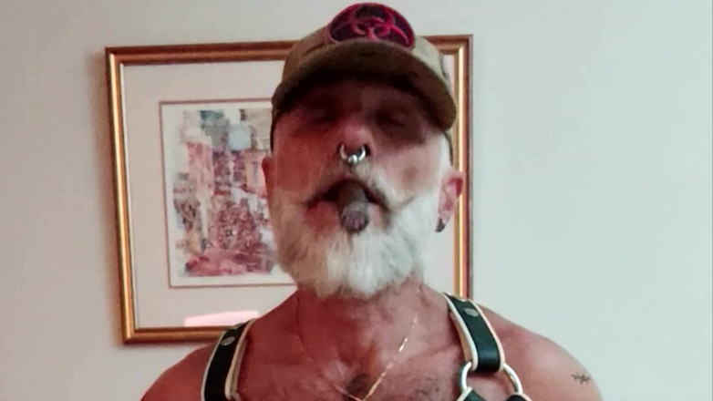 MusclesCigarsFFPig: Pumping and Cigar Session