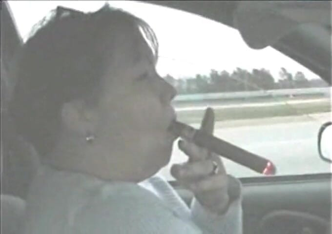 Smoking Dawn: Enorme sigaar in de auto