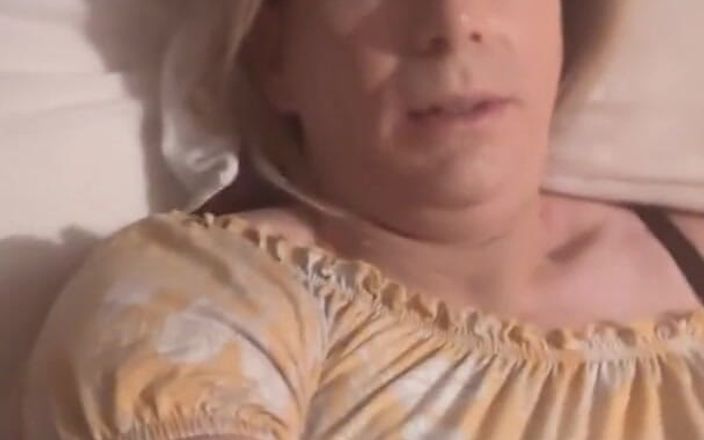 NikkiGee: Gå med mig i sängen, slicka mig, knulla mig!